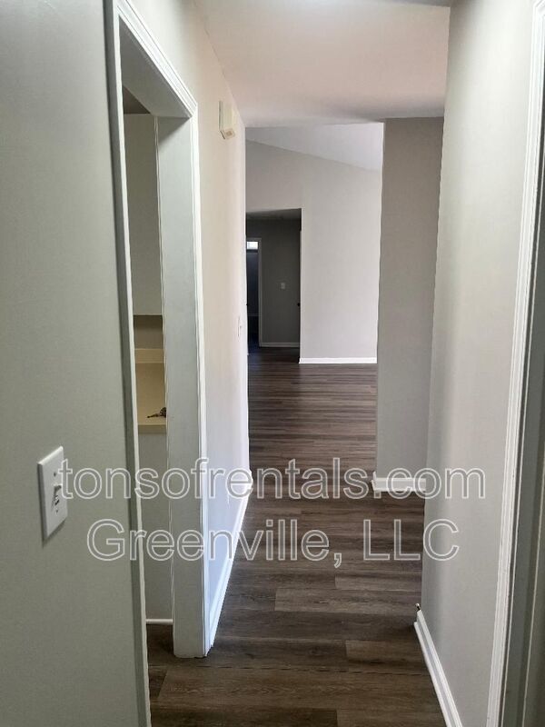 Building Photo - 7 Stonington Way