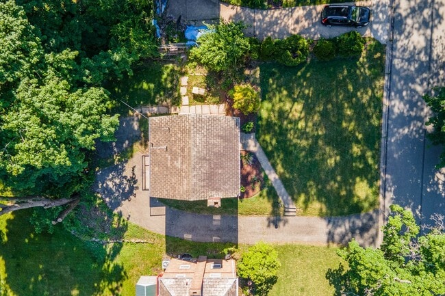 Building Photo - AVAILABLE JULY 1ST!! Don't miss this STUNNING 3 bedroom!