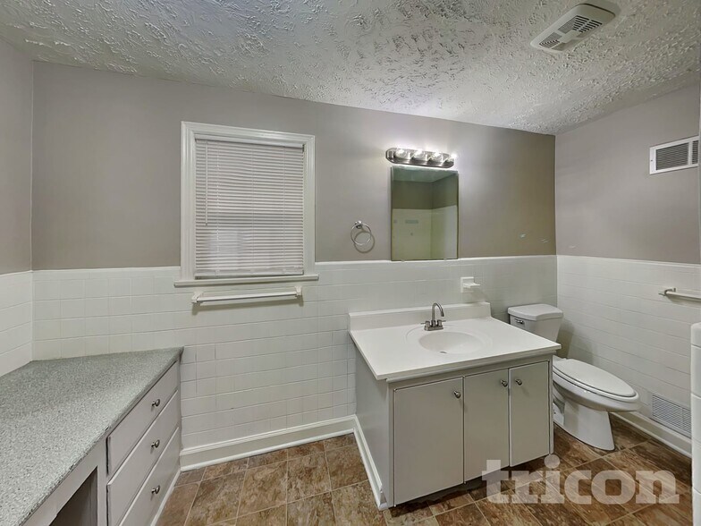 Building Photo - 1122 Paramount Cir