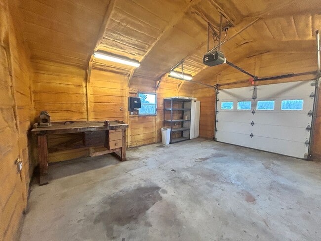 Building Photo - 3 Bed / 2 Bath  on One Acre – Garage Included