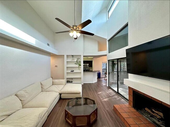 Building Photo - 4711 Spicewood Springs Rd