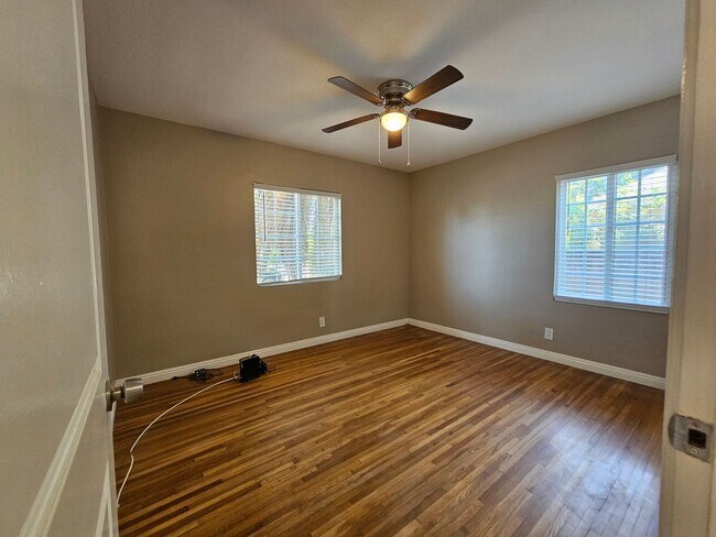 Building Photo - 4 Bedrooms and 3 Bathrooms in Winnetka