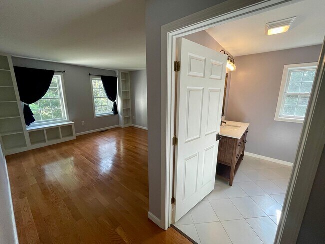 Building Photo - 2-Bed Single Family in New London!