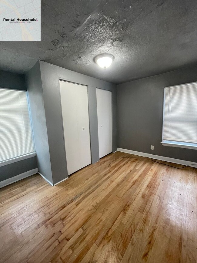 Building Photo - Spacious 3 Bedroom Home with Fenced Yard-Only $1200 a month