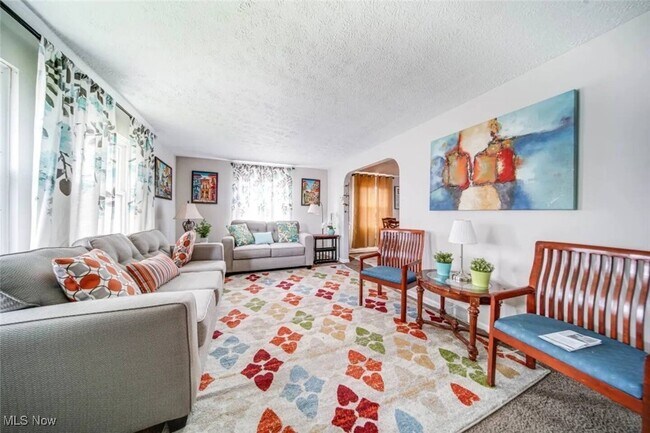 Building Photo - 490 E 222nd St