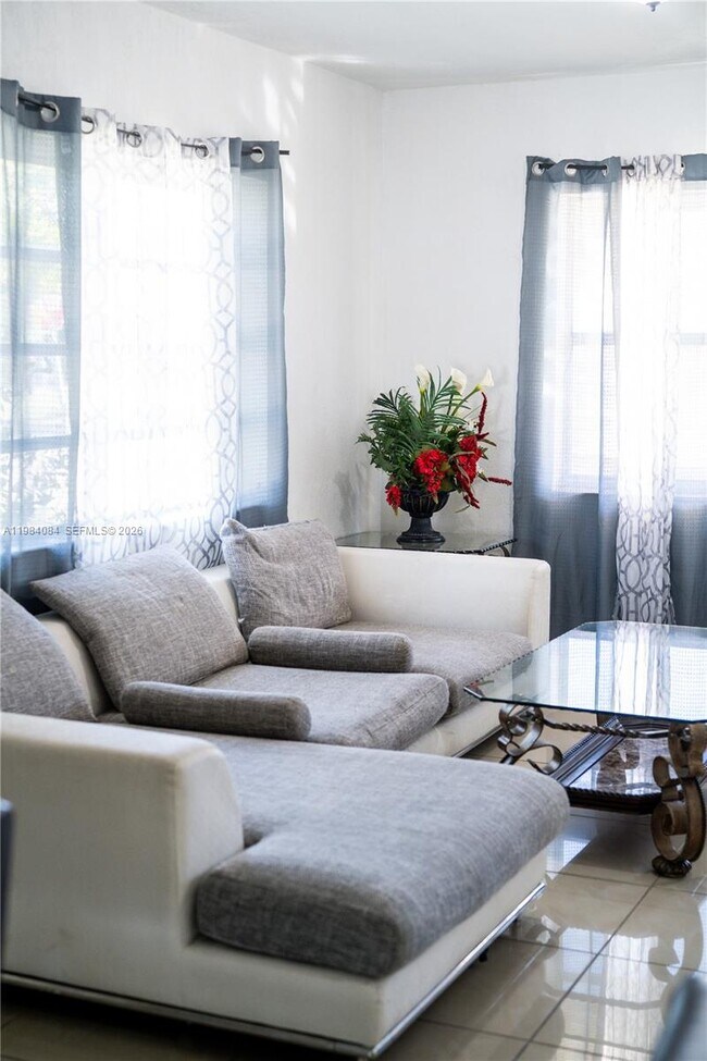 Building Photo - 690 E 10th Ave