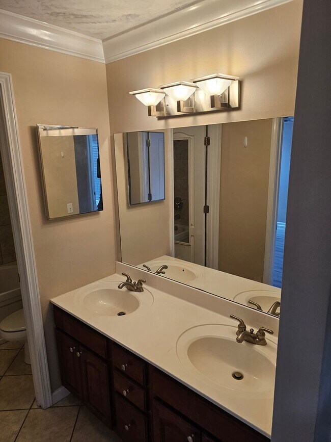 Building Photo - Wonderfully Remodeled Tri Level 3BR/2BTH Soulard Townhouse