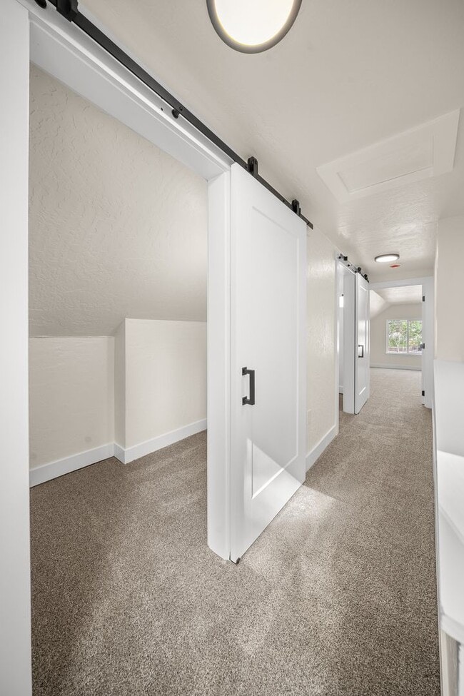 Building Photo - New Updated 3 Bed 2 Bath Lower South Hill Home!