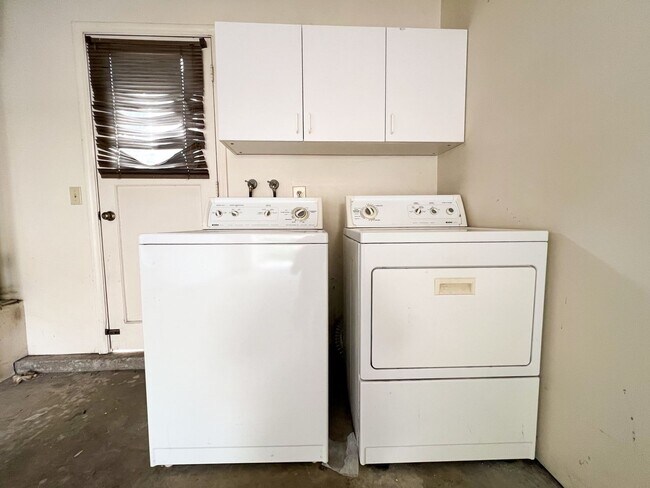 Building Photo - Remodeled Townhouse Near Downtown Campbell
