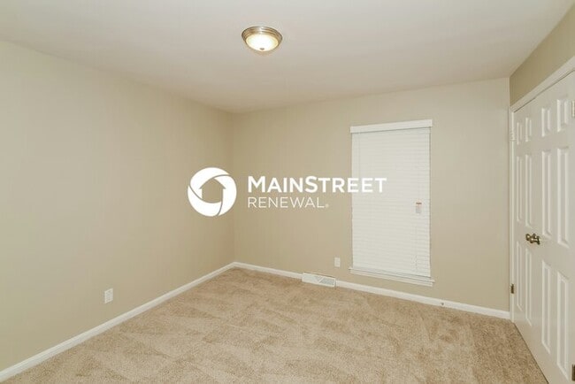 Building Photo - 3 Bedroom Pet-Friendly Home in Center Poin...