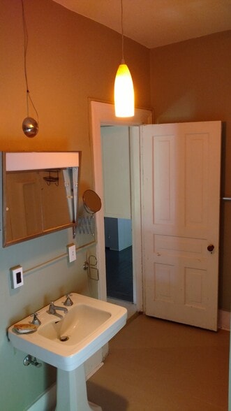 Bathroom - 416 N Huron St