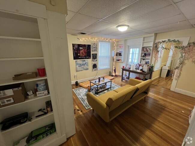 Building Photo - 361 Beacon St