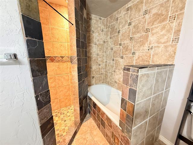 Building Photo - 2104 Poppy Ln