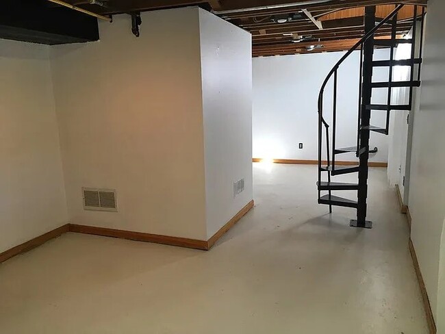 Building Photo - 2043 Meade St