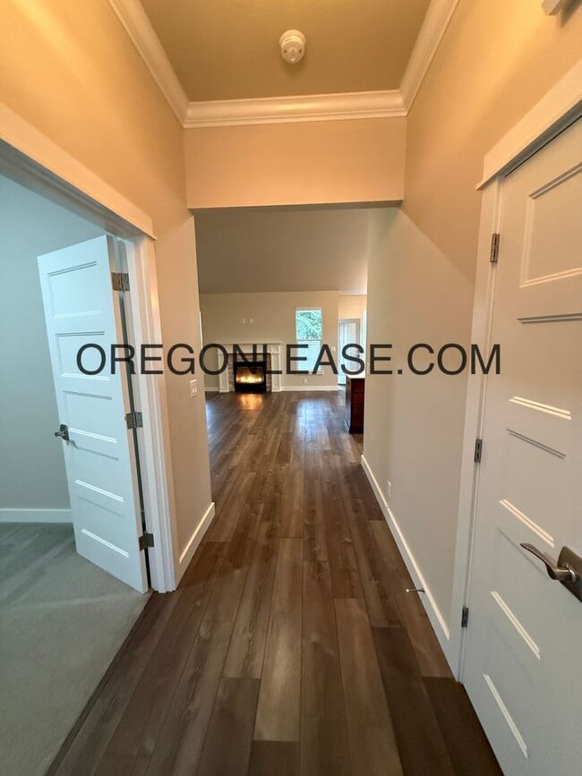 Building Photo - 4 bedroom 2 bath 1650 sqft Springfield home