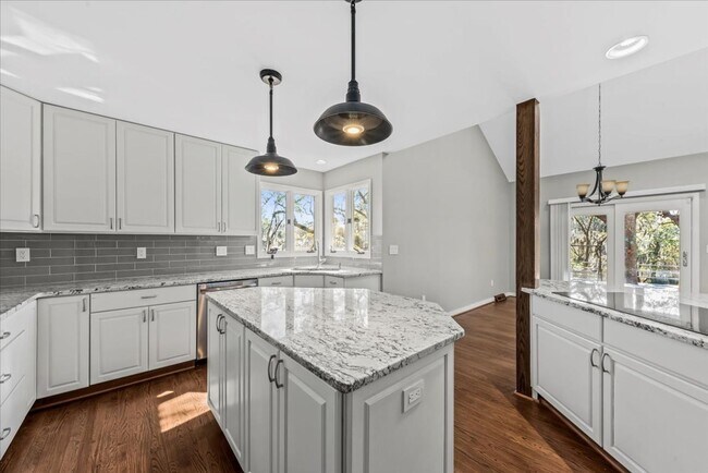 Building Photo - Stunning 3 bedroom, 2.5 bathroom waterfront home available in West Ashley!