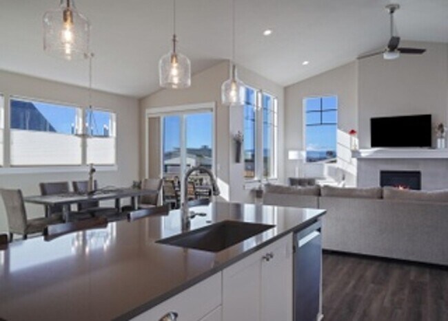 Building Photo - Gorgeous Single Level Home with Mountain V...