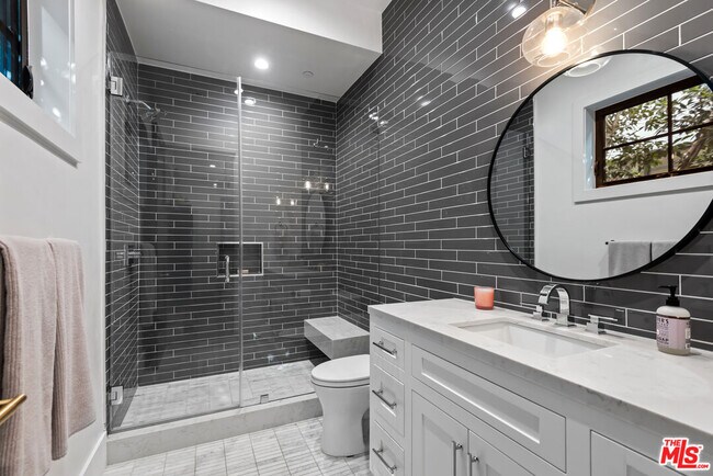 Building Photo - 16712 Addison St