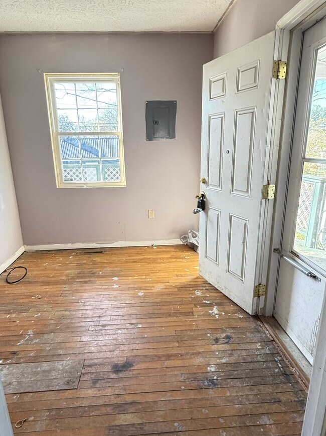 Bedroom / Foyer - 400 Farrar St