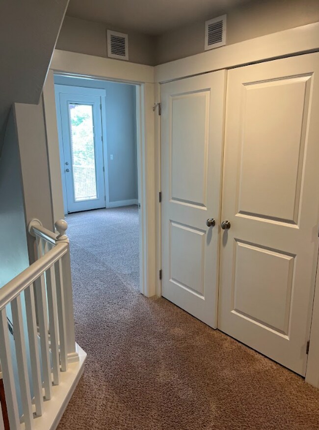 Building Photo - 3 Bedroom/2 Bathroom townhome in South Jordan