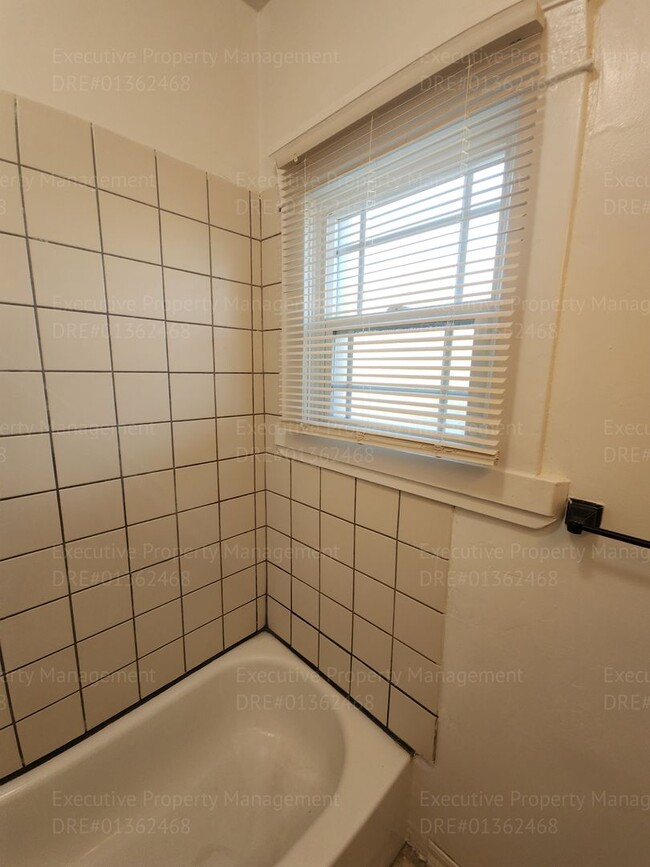 Building Photo - Move in ready. 3 bedrooms/ 1.5 bath, yard,...