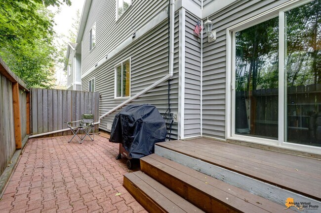 Building Photo - Modern 4-Bedroom Townhome in Desirable Sou...