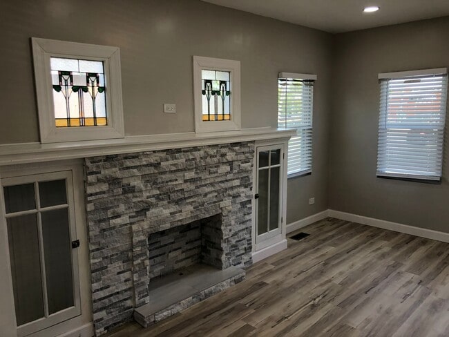Building Photo - Large remodeled 4bed/2bath close to schools and transportation!