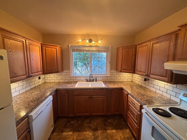 Building Photo - Charming 3 Bedroom 1 Bath single story home, with large yard