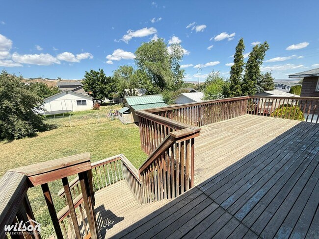 Building Photo - Large 3bd/1.5ba House in Selah, WA with a Large Backyard!