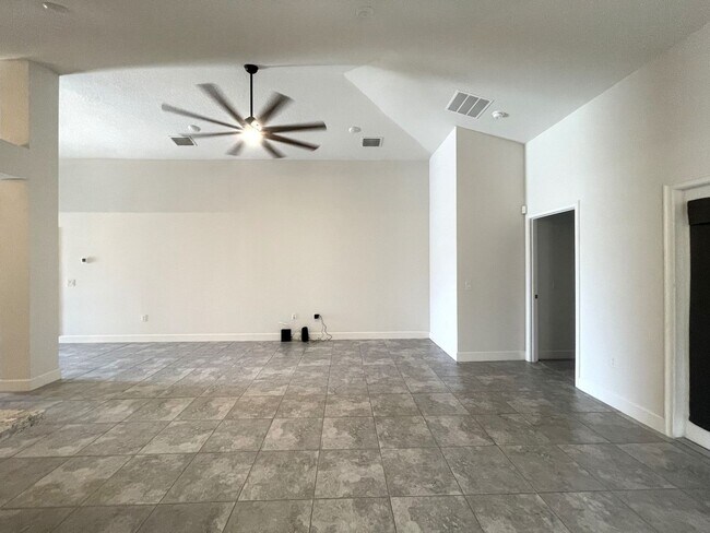 Building Photo - Amazing 3 Bed/2Bath/3 Car Garage Home in Hudson!