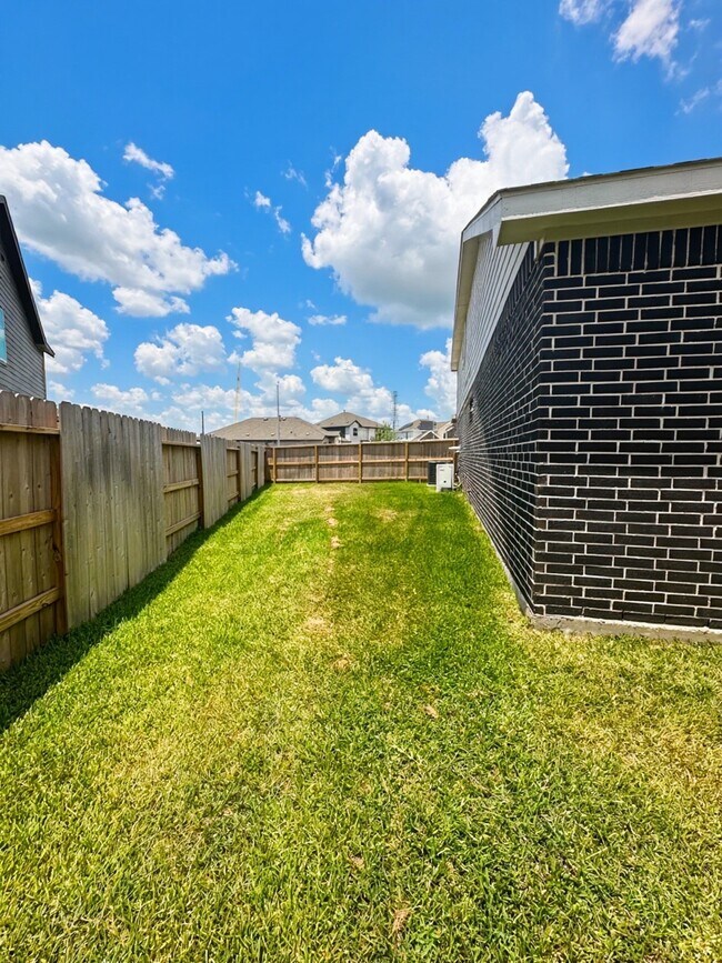 Building Photo - 26915 Nightingale Songs Dr