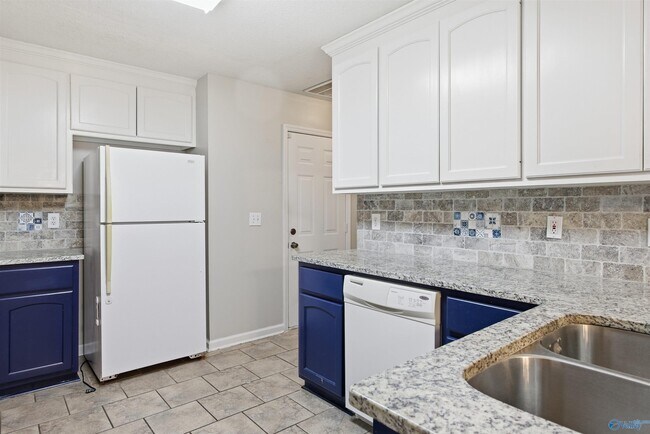 Building Photo - 126 Champions Green Dr