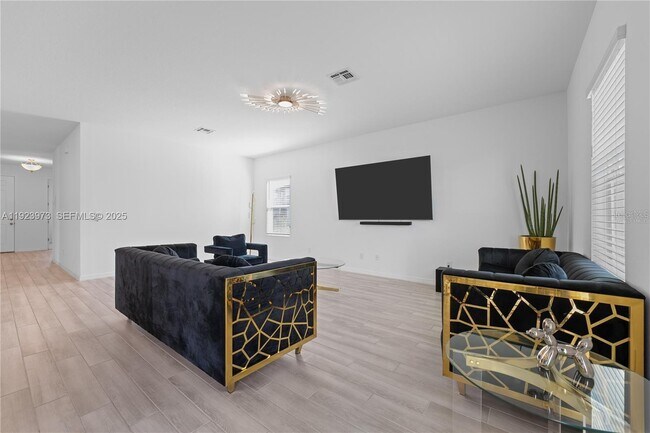 Building Photo - 2375 Lancashire St