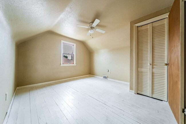 Building Photo - Beautiful 3 beds, 1.5 bathroom home with b...