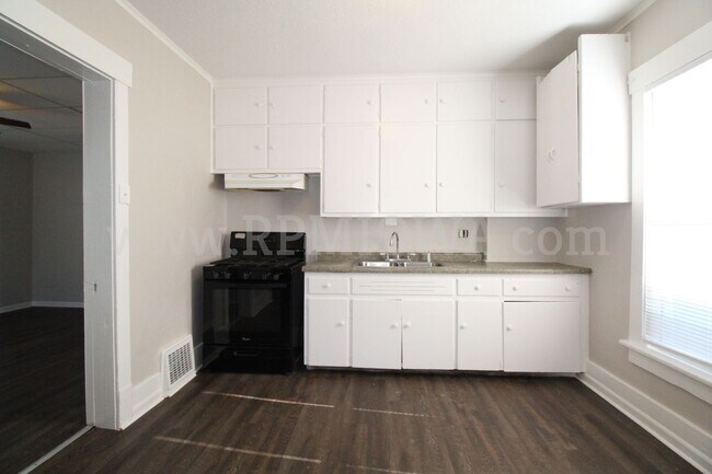 Building Photo - CHARMING!! 3 bedroom, 1.5 Bath Home in Des Moines