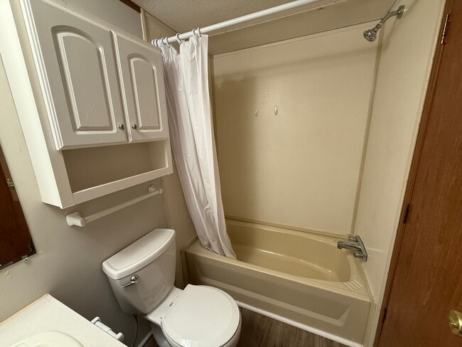 Building Photo - Move-In Ready 3 Bed, 2 Bath Home in Newton...