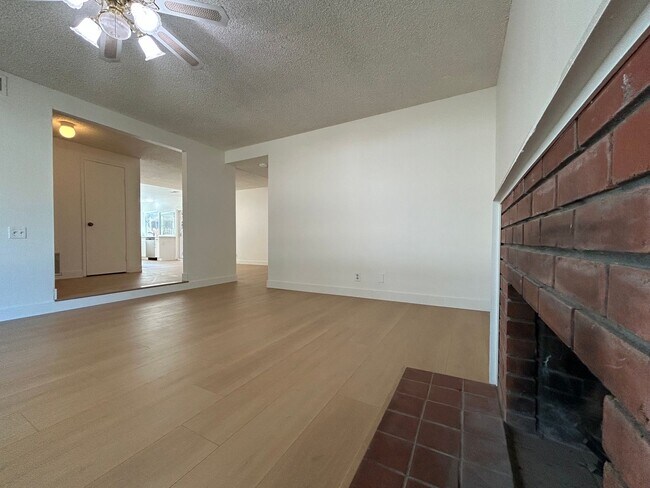 Building Photo - Beautifully Renovated 4 Bedroom 2 Bath Sin...