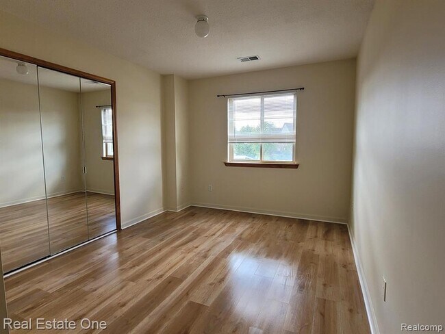 Building Photo - 15815 Lakeside Dr