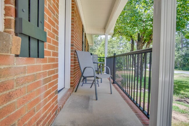 Building Photo - Completely Remodeled 3BR Home on Nearly an Acre with In-Ground Pool, Pool Service Included & Huge...