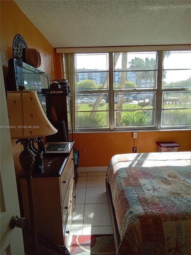 Building Photo - 1000 St Charles Pl