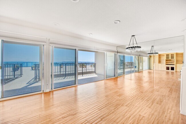 Building Photo - Laguna Royale