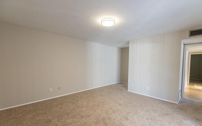 Building Photo - 2439 E Del Rio Dr
