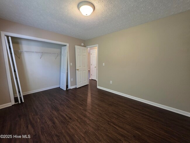 Building Photo - 345 Farina Dr