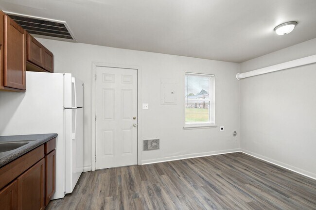 Building Photo - Newly Renovated 2 Bedroom Unit!