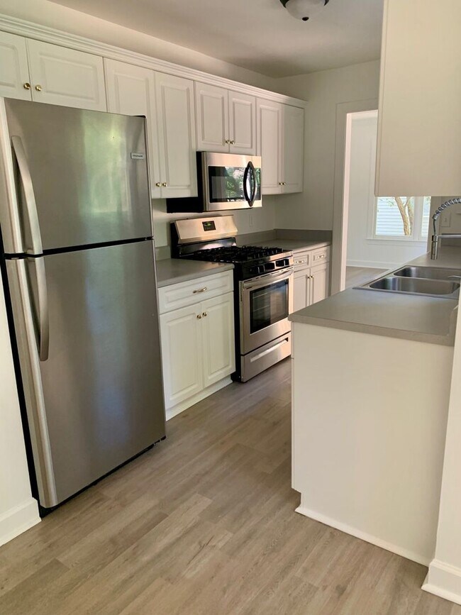 Building Photo - Two-Story Cape Cod- 3 Bed 2 Bath Greensbor...