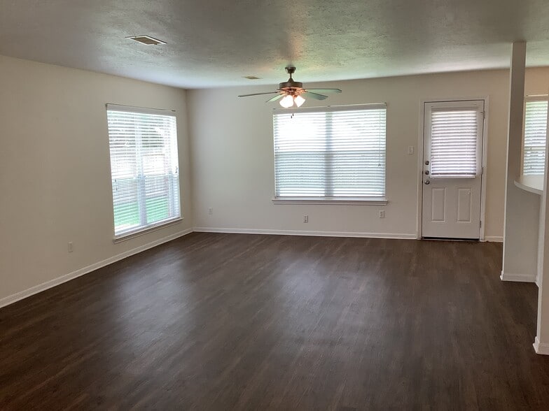 Building Photo - 13049 Skyline Dr