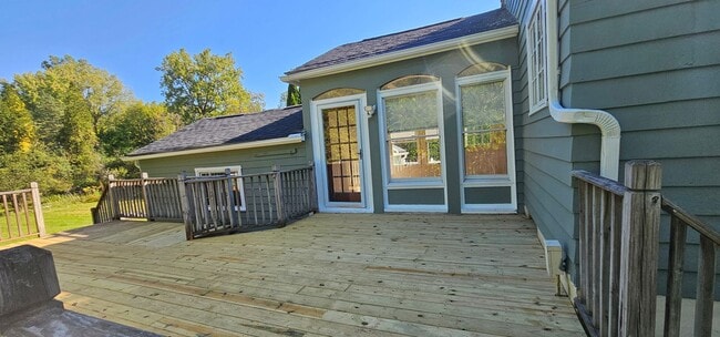 Building Photo - Amazing House with Large Lot in Franklin Village