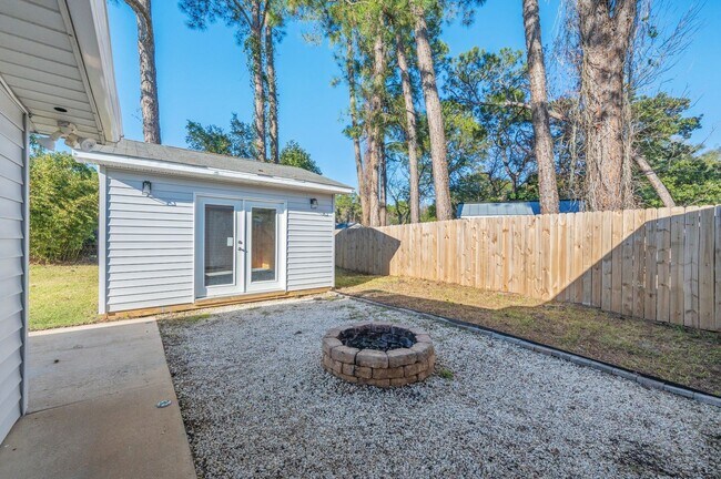 Building Photo - 3 bedroom in Mary Esther Heights!