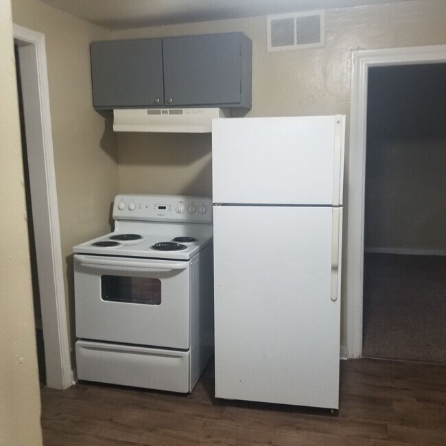 Building Photo - 2BR Westside House only 688/month