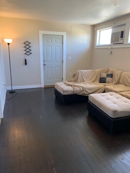 Building Photo - 821 Live Oak St